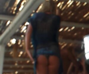 Olgun kisa erotik porno sürtük olduğunu bağlı yukarı ve asılı içinde bir