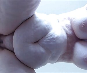 Annem ilk kez bana yardım etti ve onu cum olsun anne oğul erotik porno